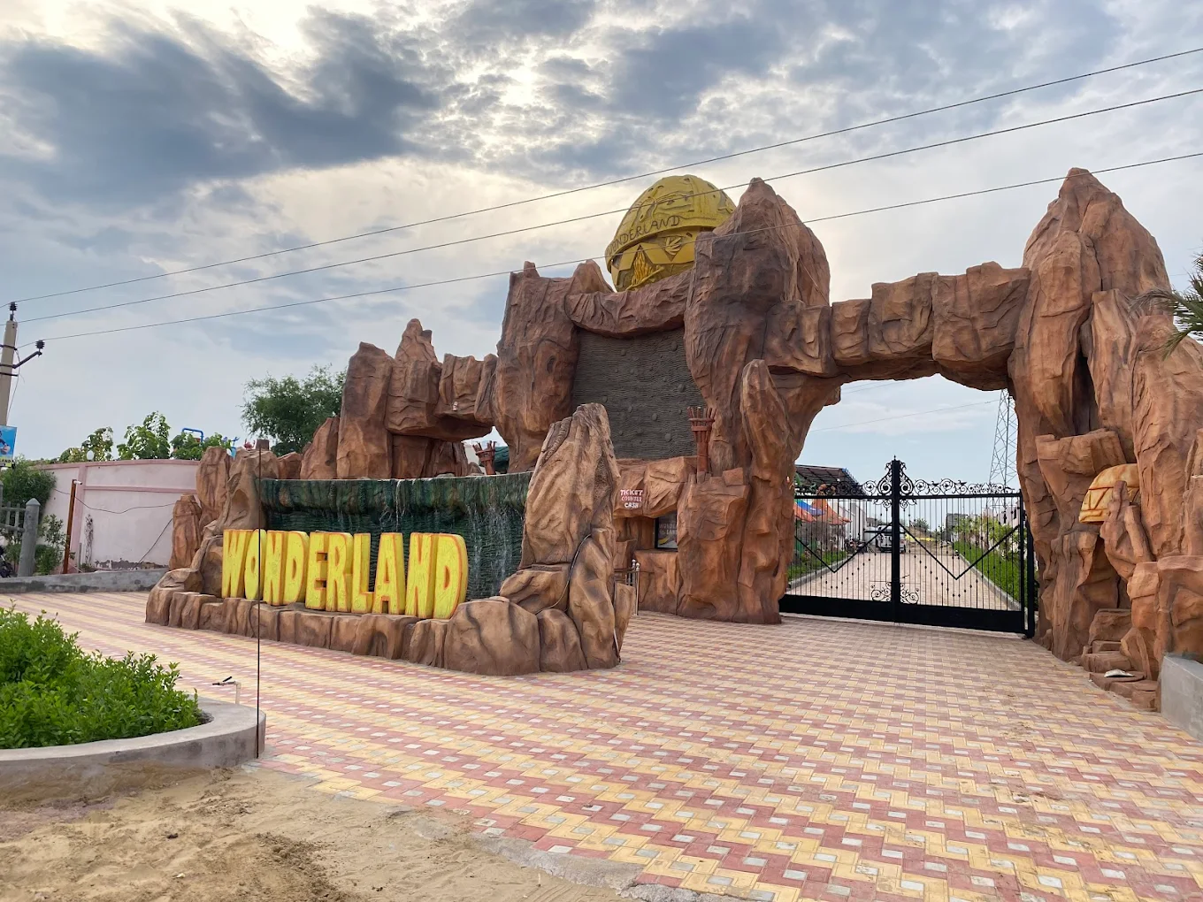Wonderland (Kingland)water park and resort
